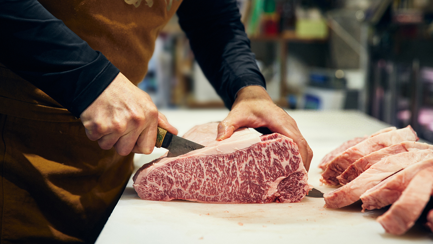 カットされている生肉